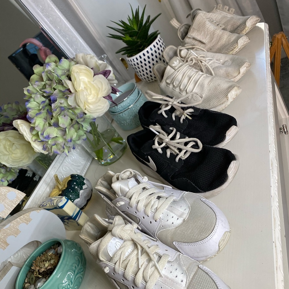 Athletic shoes